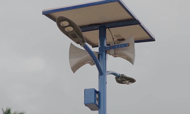 Postes activados con energía solar llevan la luz del Evangelio a comunidades de Ghana